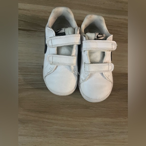 Toddler Nike shoes - Picture 3 of 3